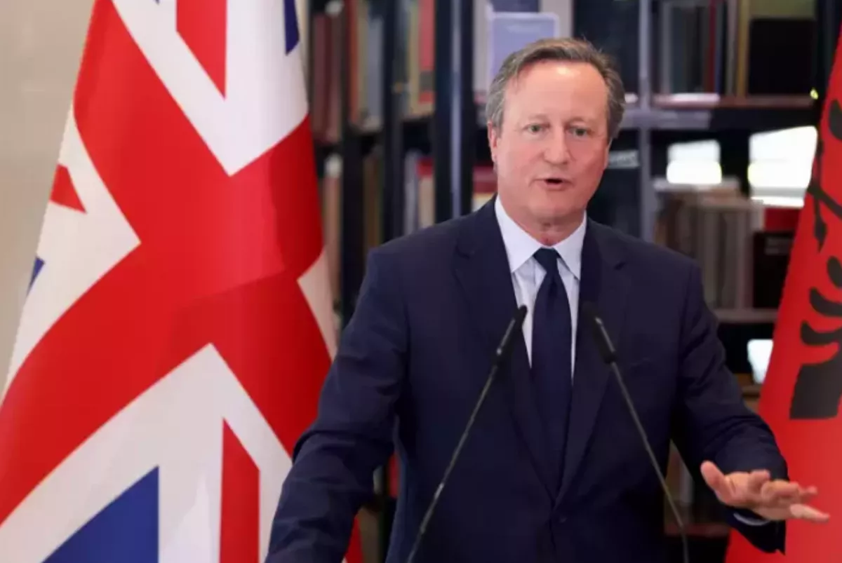 與「烏前總統」聊視訊 英外相被騙